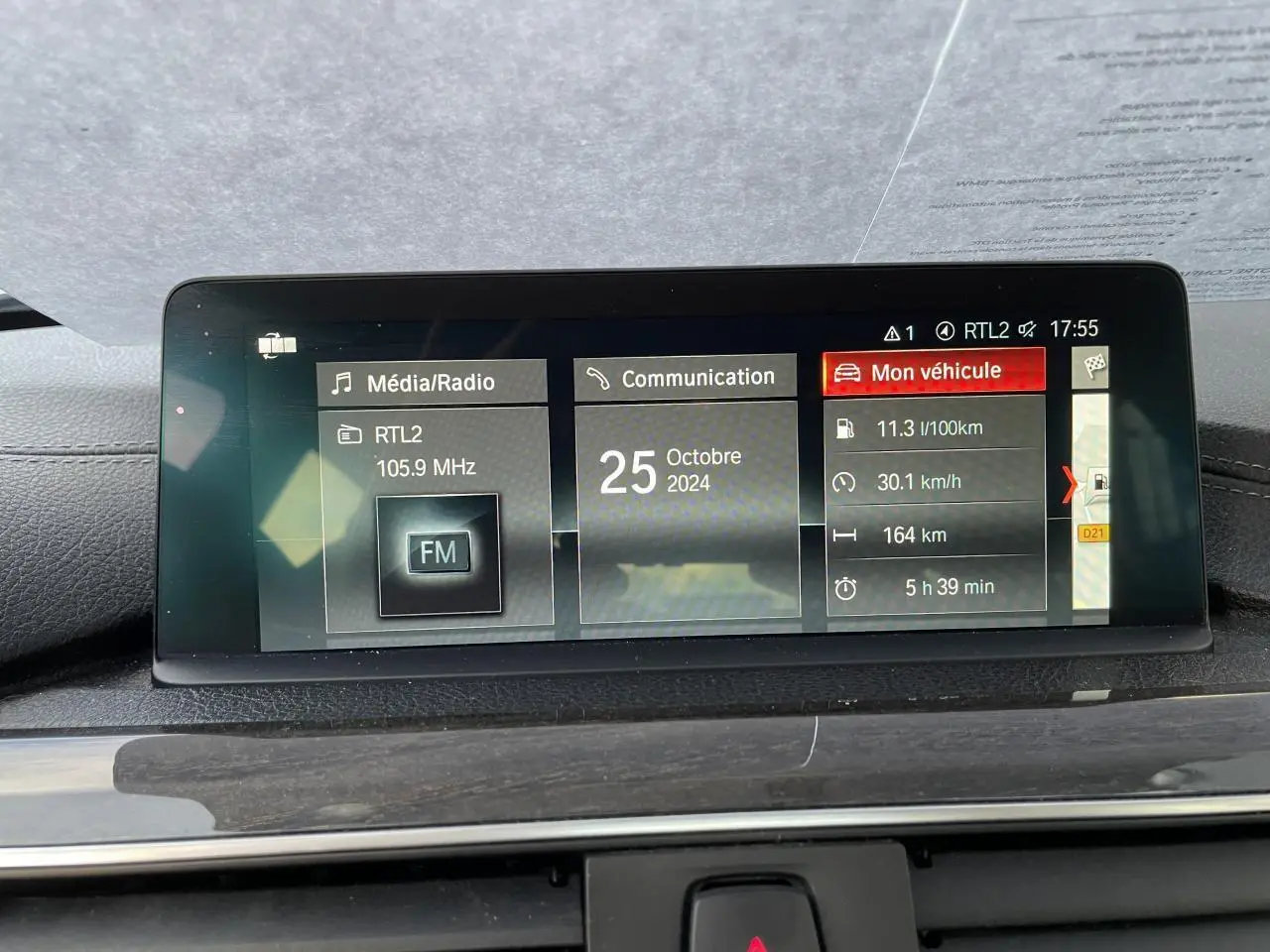 Écran central de la BMW Série 3 F30 330i xDrive 2018 affichant les données de consommation et radio FM.