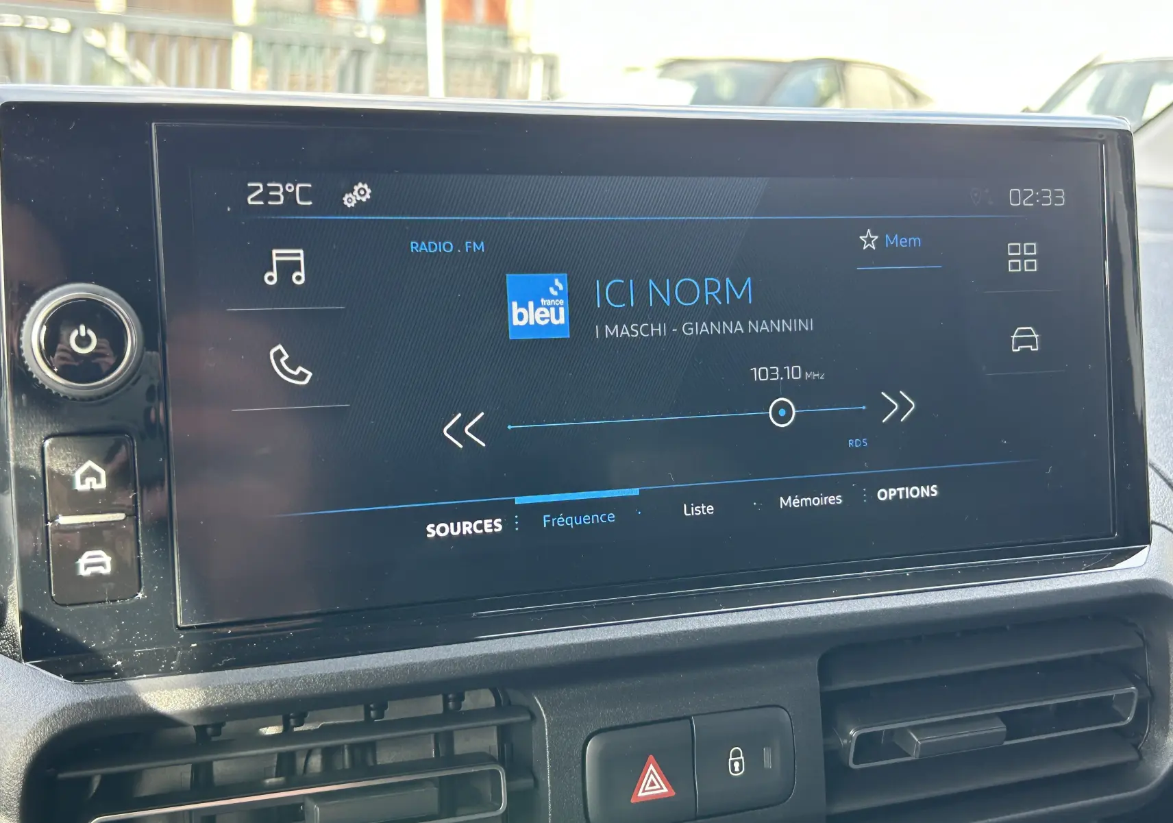Écran tactile 10 pouces du Peugeot Partner Fourgon 2025 affichant la radio FM avec station France Bleu