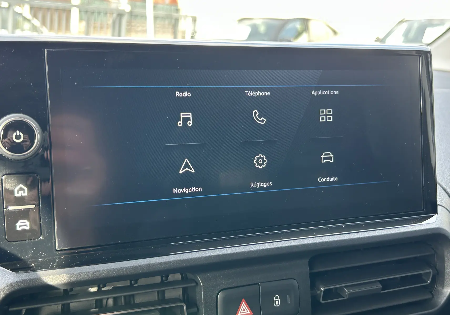 Écran tactile central du tableau de bord du Peugeot Partner Fourgon 2025 affichant les options radio, téléphone et navigation.