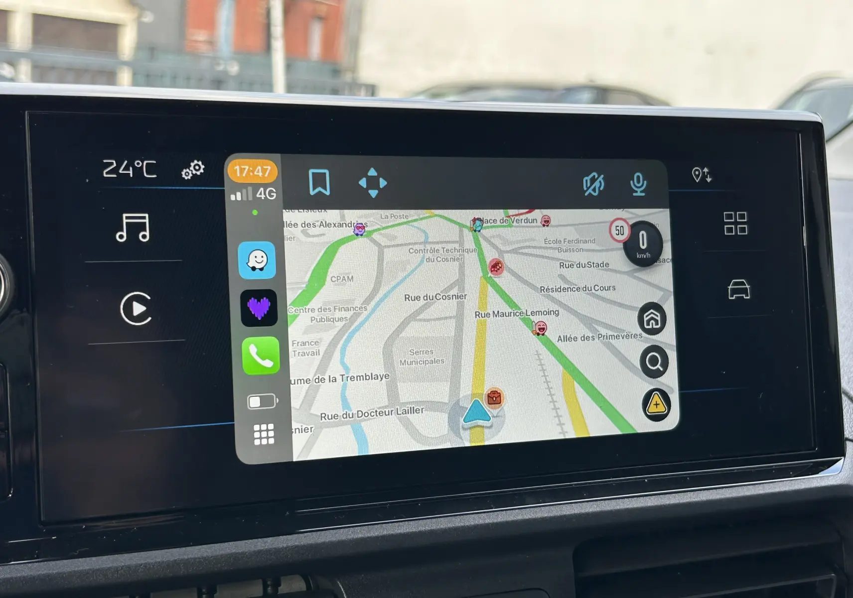 Écran tactile 10 pouces du Peugeot Partner Fourgon 2025 affichant la navigation et les applications connectées.