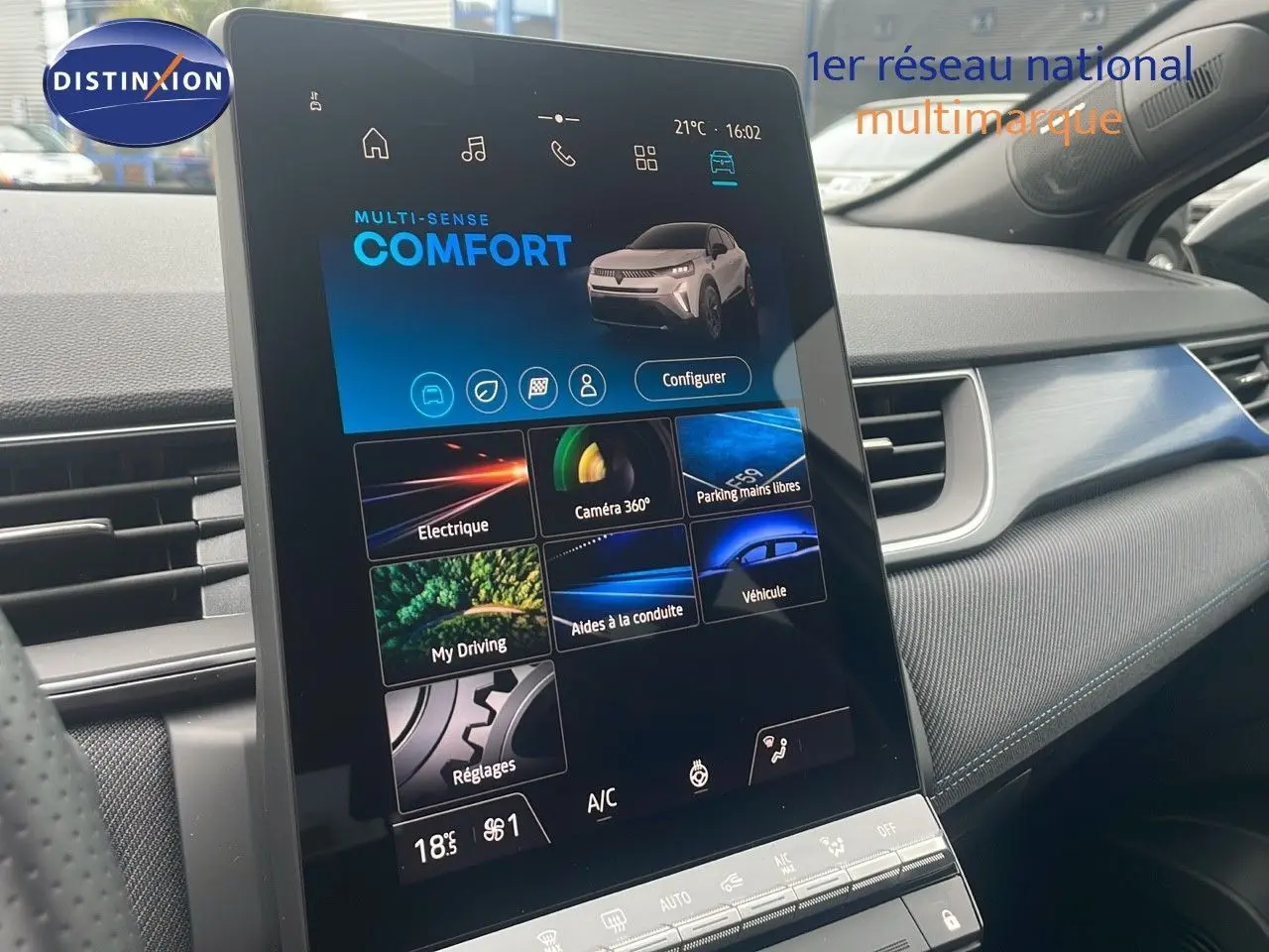 Écran tactile central du tableau de bord du Renault Captur E-Tech blanc nacré, affichant le mode confort multimode