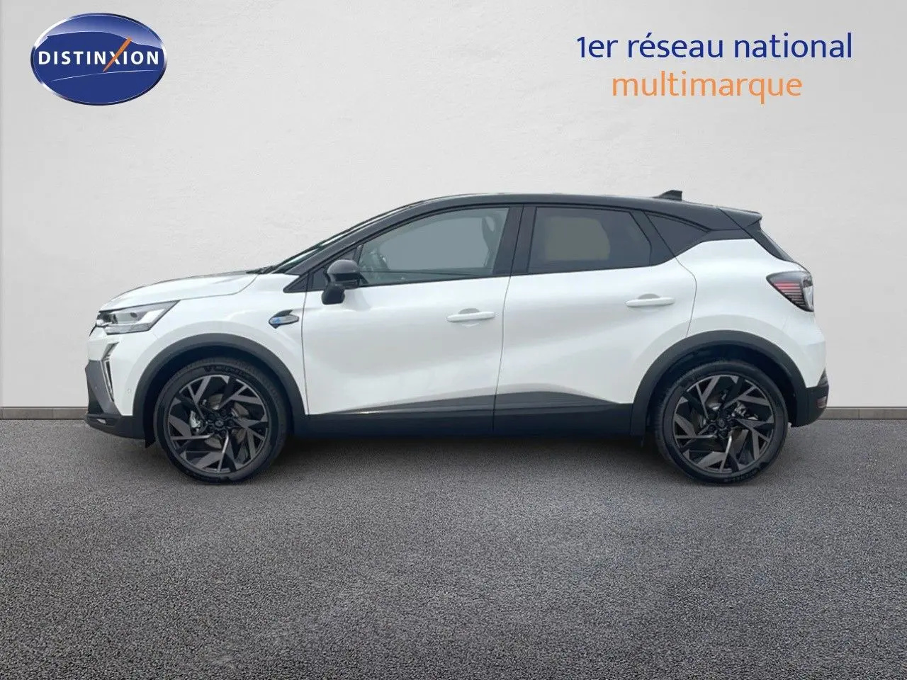 Profil côté gauche du Renault Captur E-Tech hybride blanc nacré avec toit noir et jantes noires en alliage.