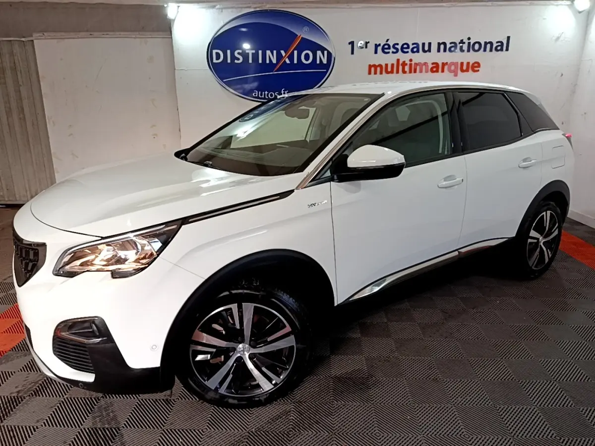 Peugeot 3008 blanc vue 3/4 avant droit en intérieur, avec jantes alliage et logo HYBRID sur aile avant.
