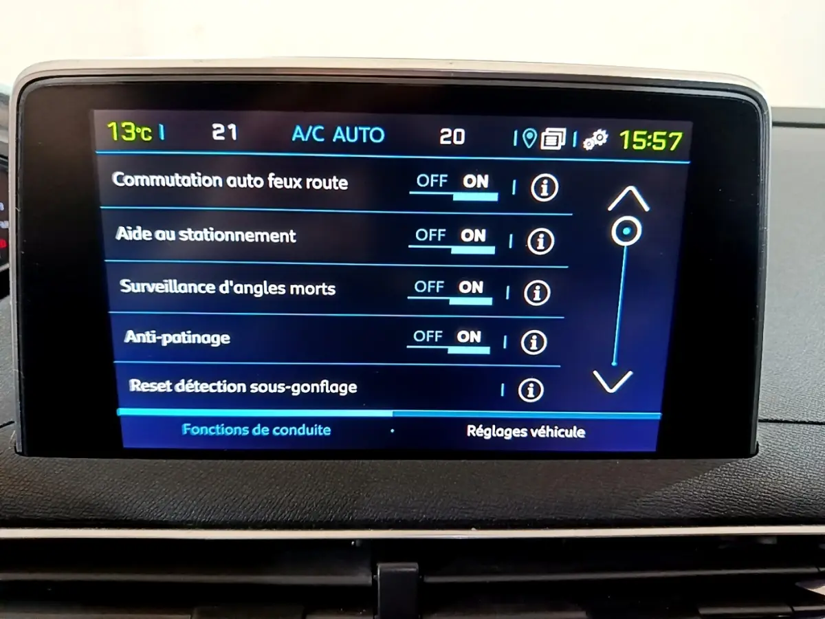 Écran tactile central du tableau de bord du Peugeot 3008 blanc, affichant les options d’aide à la conduite.
