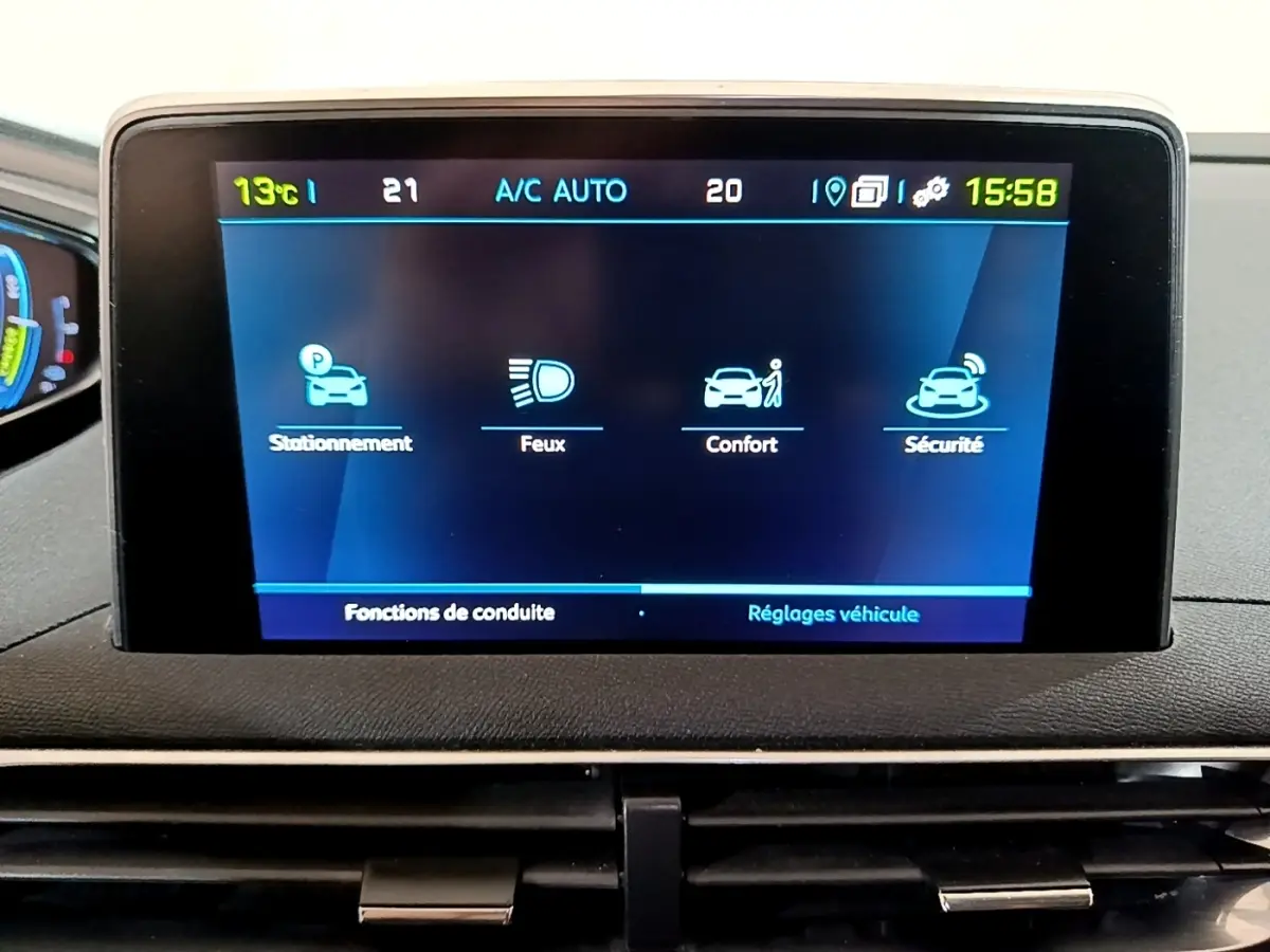 Écran tactile central du tableau de bord du Peugeot 3008 blanc, affichant les réglages de conduite et sécurité.