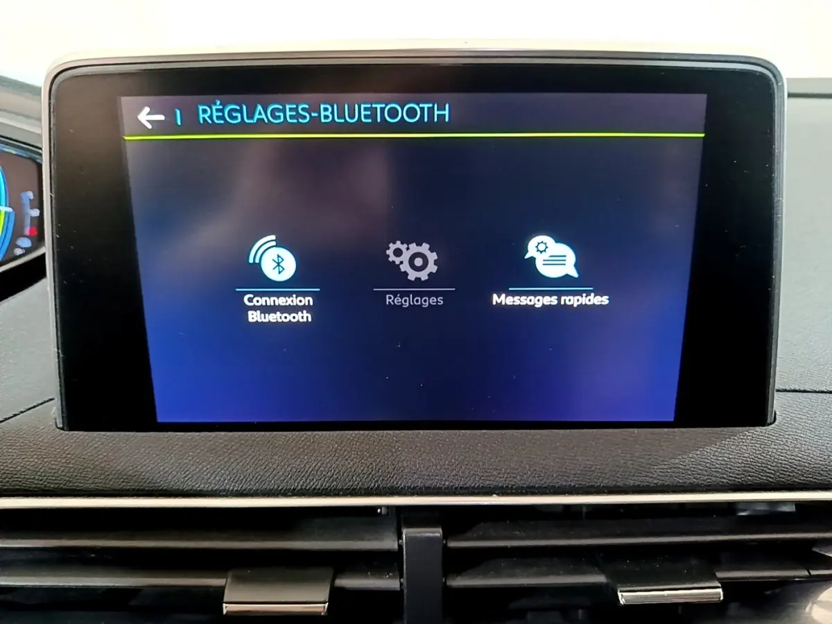 Écran tactile central du tableau de bord du Peugeot 3008 blanc, affichant les réglages Bluetooth.