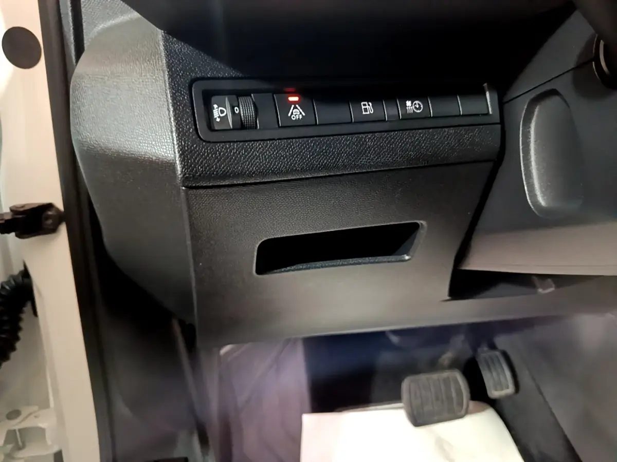 Vue intérieure côté gauche du tableau de bord du Peugeot 3008 blanc, avec commandes et pédales visibles en bas.