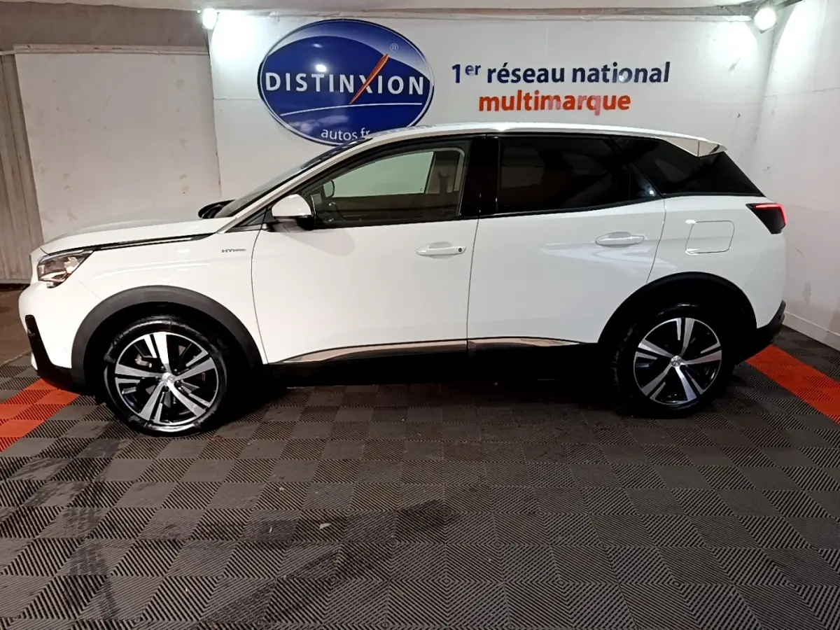 Vue de profil côté gauche d’un Peugeot 3008 blanc hybride rechargeable, avec jantes alliage et toit noir contrasté.