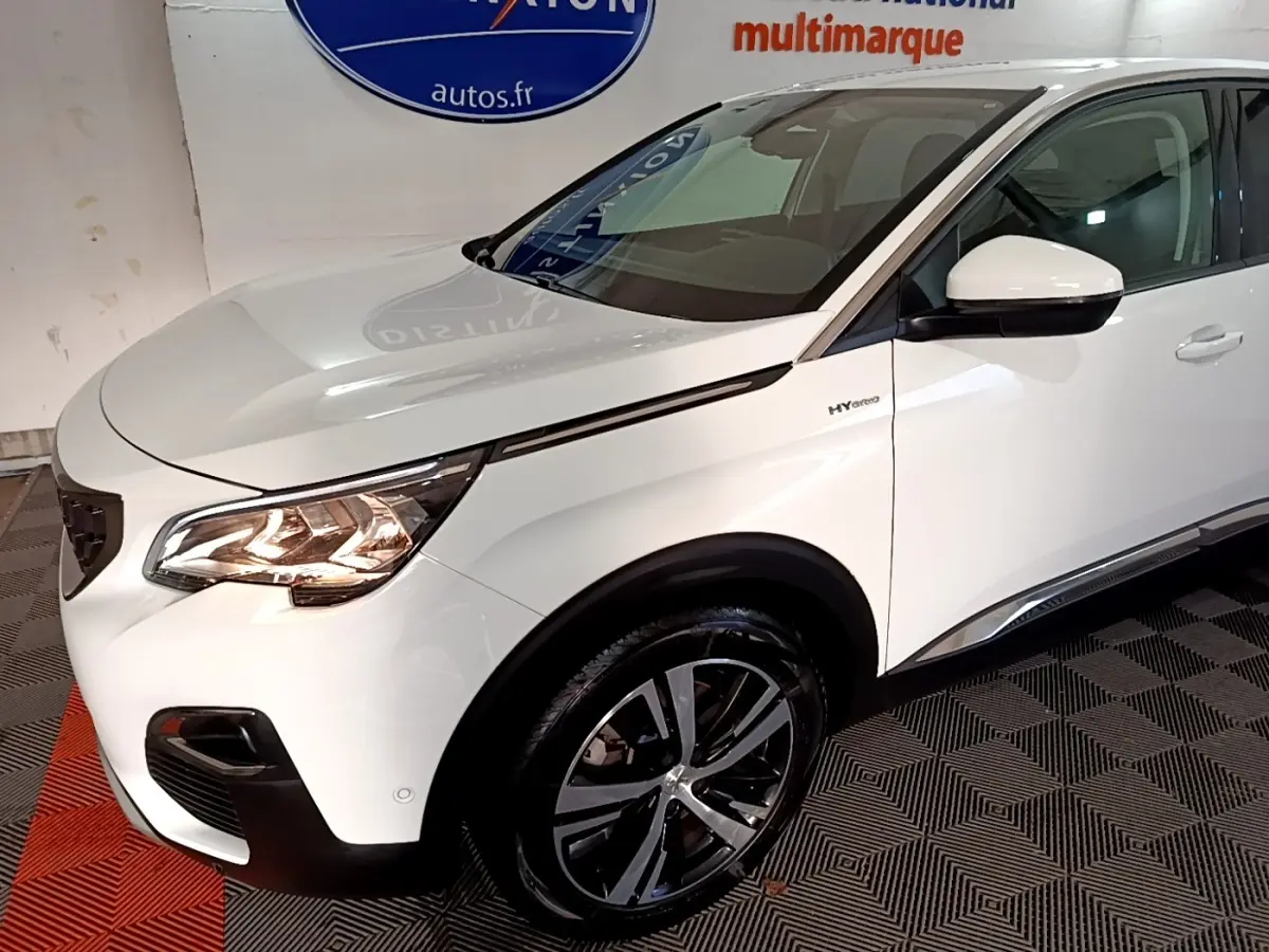 Vue 3/4 avant droit d’un Peugeot 3008 blanc hybride rechargeable avec jantes alliage et badge HYbrid visible.