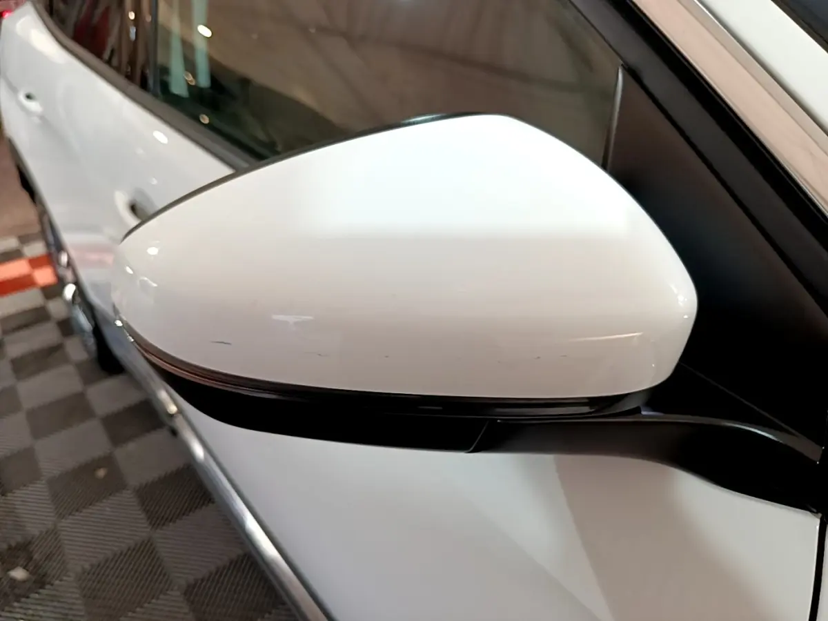 Rétroviseur droit blanc du Peugeot 3008 hybride 2020, vue rapprochée avec portière et vitre arrière visibles.