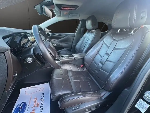 Vue intérieure côté conducteur de la DS4 noire 2022, sièges cuir noirs et tableau de bord moderne avec écran tactile.