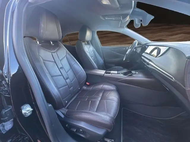 Vue intérieure côté gauche du DS4 noir 2022, mettant en valeur les sièges cuir et le tableau de bord moderne avec écran tactile.