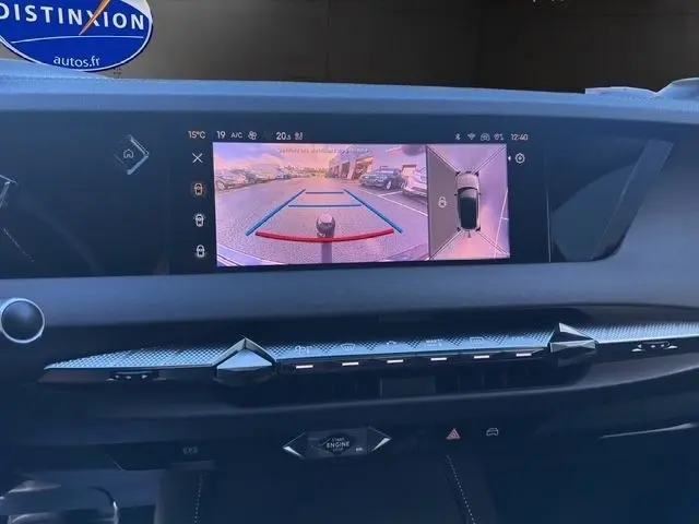 Écran tactile intérieur du DS4 2022 noir montrant la caméra de recul avec lignes de guidage et vue 360° du véhicule.