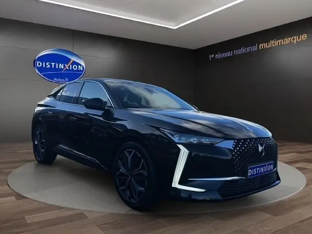 DS4 BlueHDi 130 Rivoli noir en 3/4 avant droit, avec calandre distinctive et feux LED en forme de L.