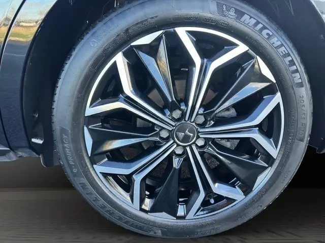 Gros plan sur la roue avant droite noire d'une DS4 2022 avec jante alliage au design géométrique et pneu Michelin.