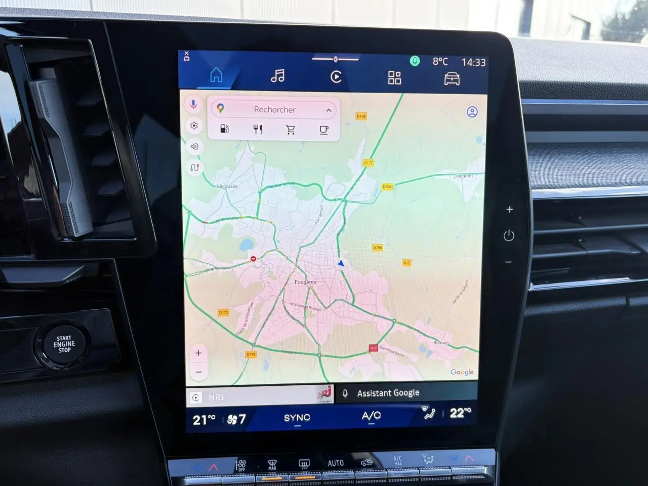 Écran tactile central vertical affichant la navigation Google Maps dans l’habitacle du Renault Austral 2025.