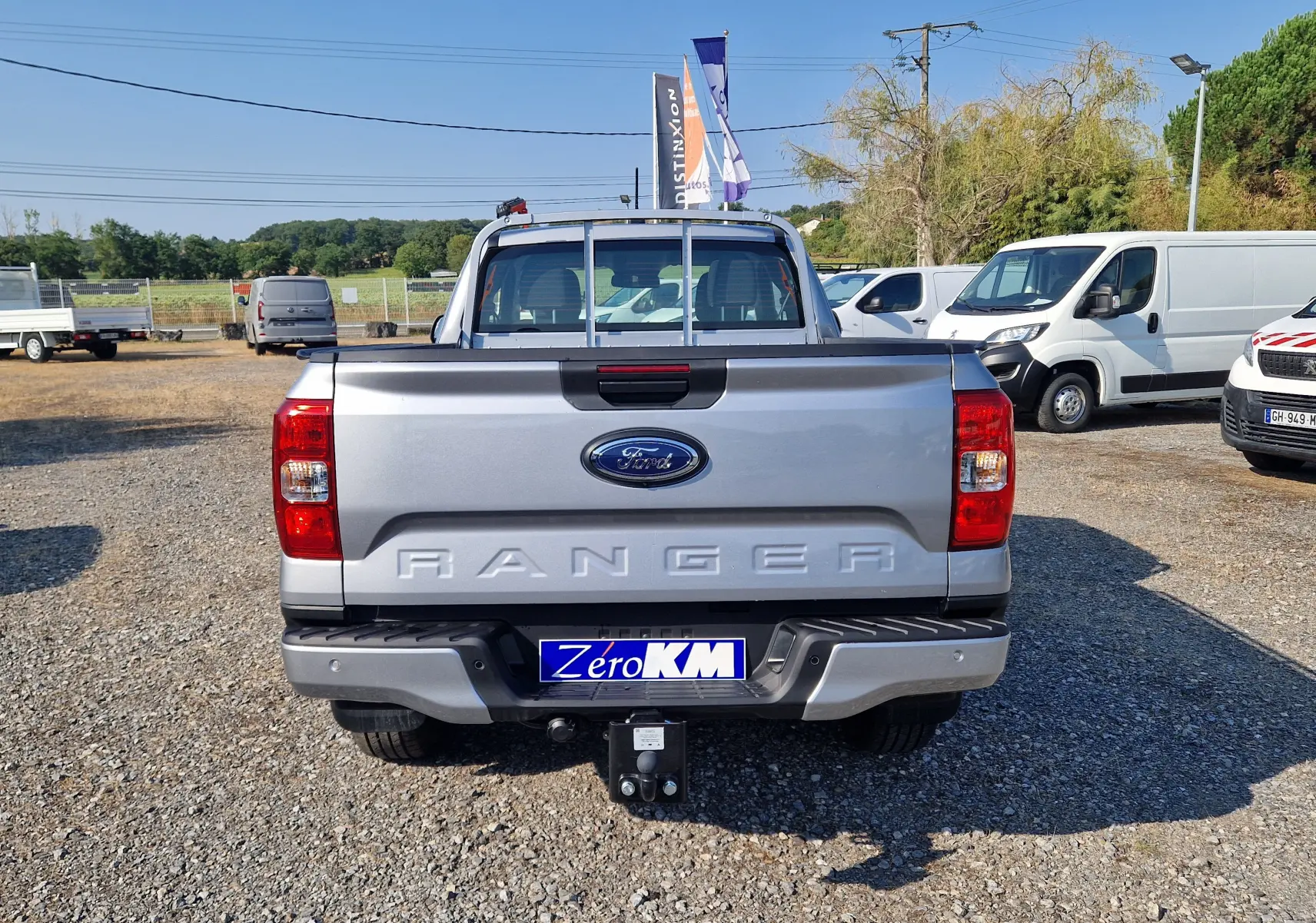 Vue arrière du Ford Ranger Super Cabine gris Iconic 2026 avec attelage et hayon marqué Ranger en relief.