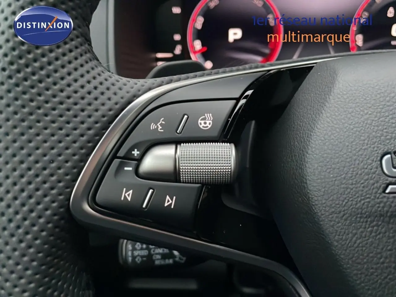 Gros plan sur les commandes multifonctions du volant perforé d’un Skoda Karoq gris argent 2025, version Sportline.