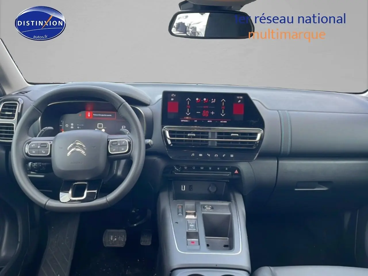 Vue intérieure avant du tableau de bord noir du Citroën C5 Aircross 2025 avec écran tactile et volant multifonction.