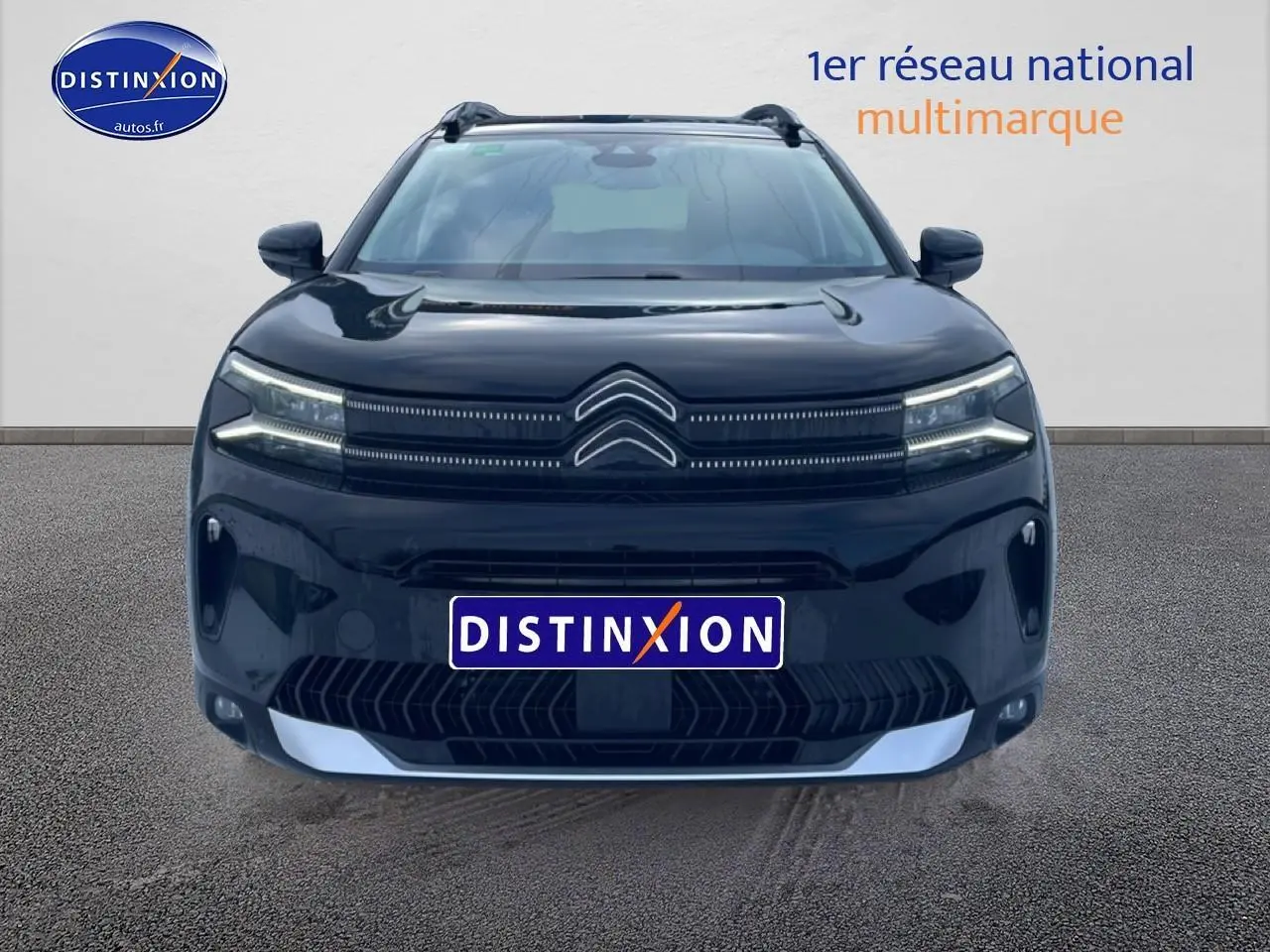 Vue frontale d'un Citroën C5 Aircross noir avec phares LED et calandre distinctive sur fond clair.