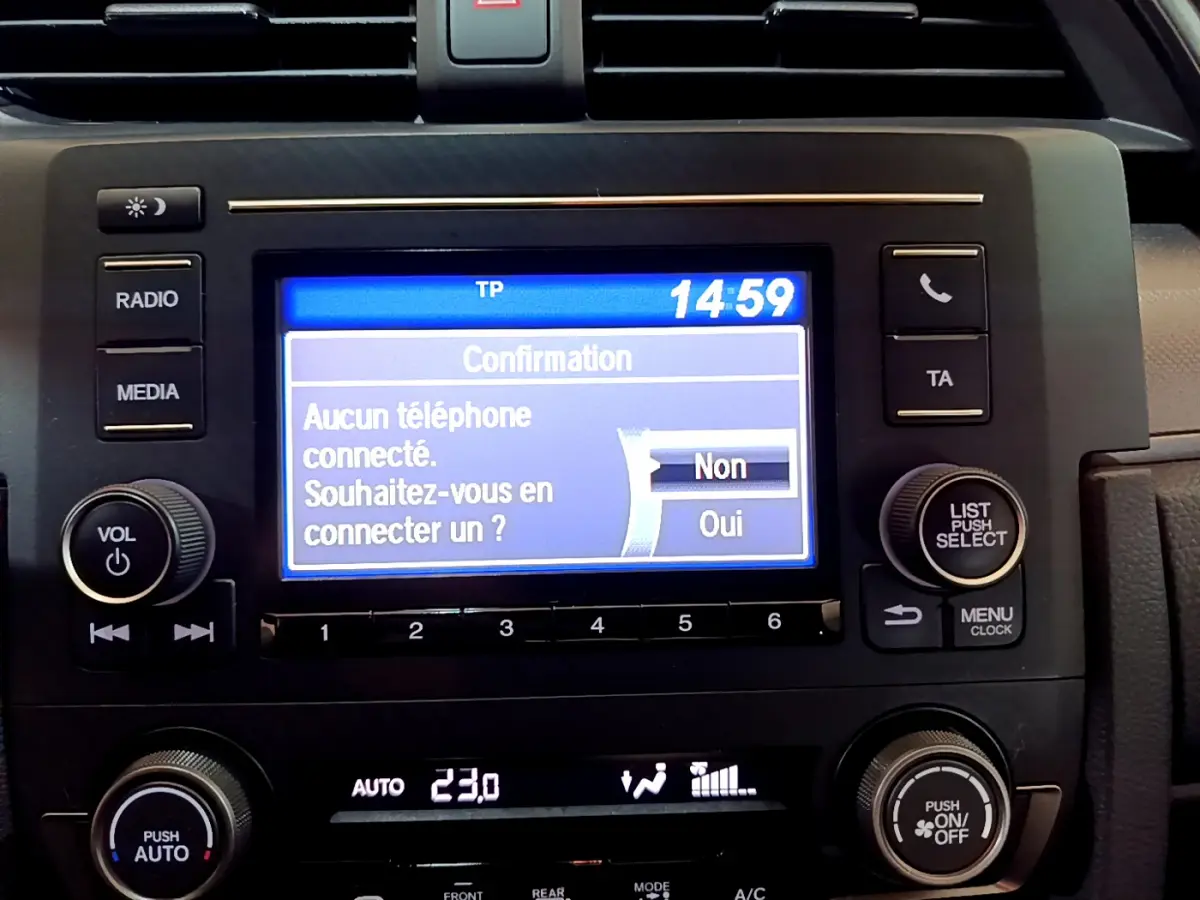 Écran tactile central de la Honda Civic 1.0 i-VTEC Exclusive 2020, affichage de connexion téléphone, tableau de bord noir.