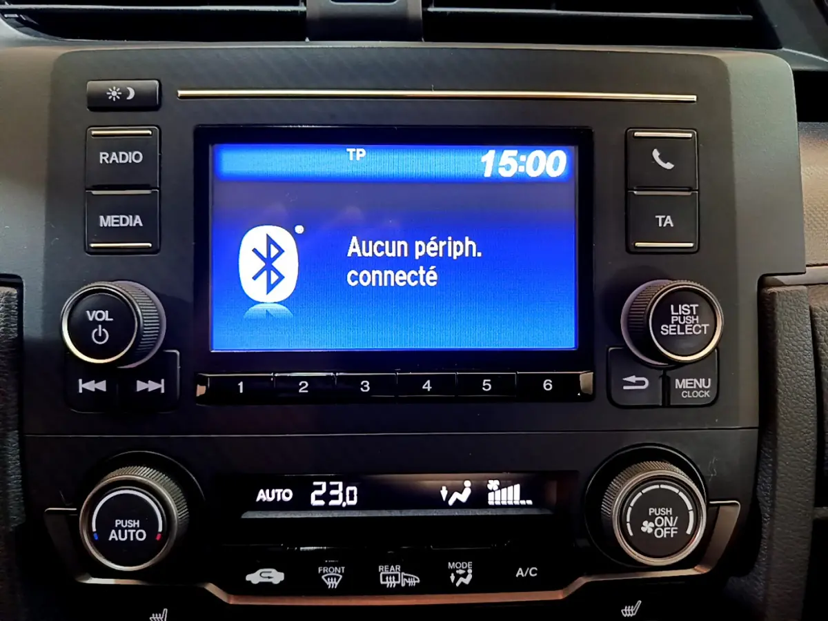 Gros plan sur l’écran tactile central bleu affichant "Aucun périph. connecté" dans le tableau de bord noir de la Honda Civic.