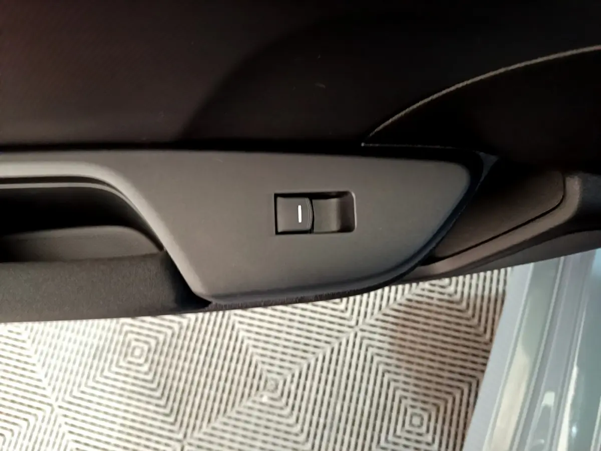 Gros plan sur le bouton de commande intérieur côté gauche de la porte d'une Honda Civic gris foncé 2020.