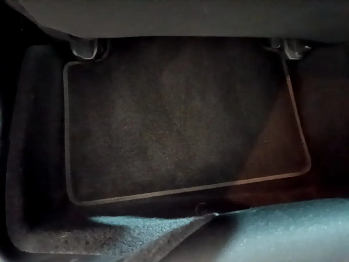 Tapis de sol noir côté conducteur dans une Honda Civic 1.0 i-VTEC Exclusive gris foncé, vue intérieure basse.