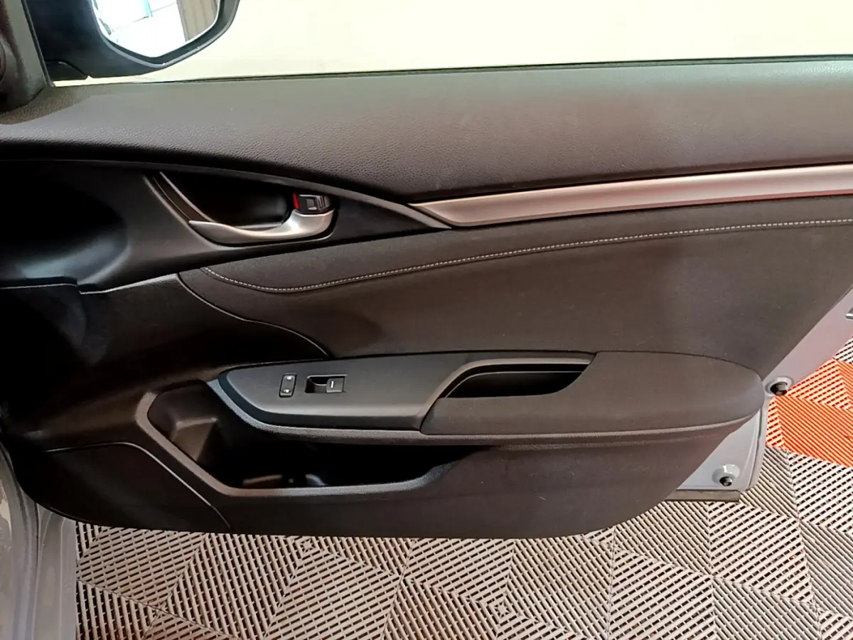 Vue rapprochée de la porte intérieure côté gauche de la Honda Civic 1.0 i-VTEC Exclusive 2020, finition noire.
