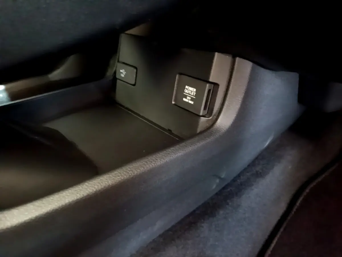 Prise 12V et port USB dans le rangement central noir de la Honda Civic 1.0 i-VTEC Exclusive 2020.
