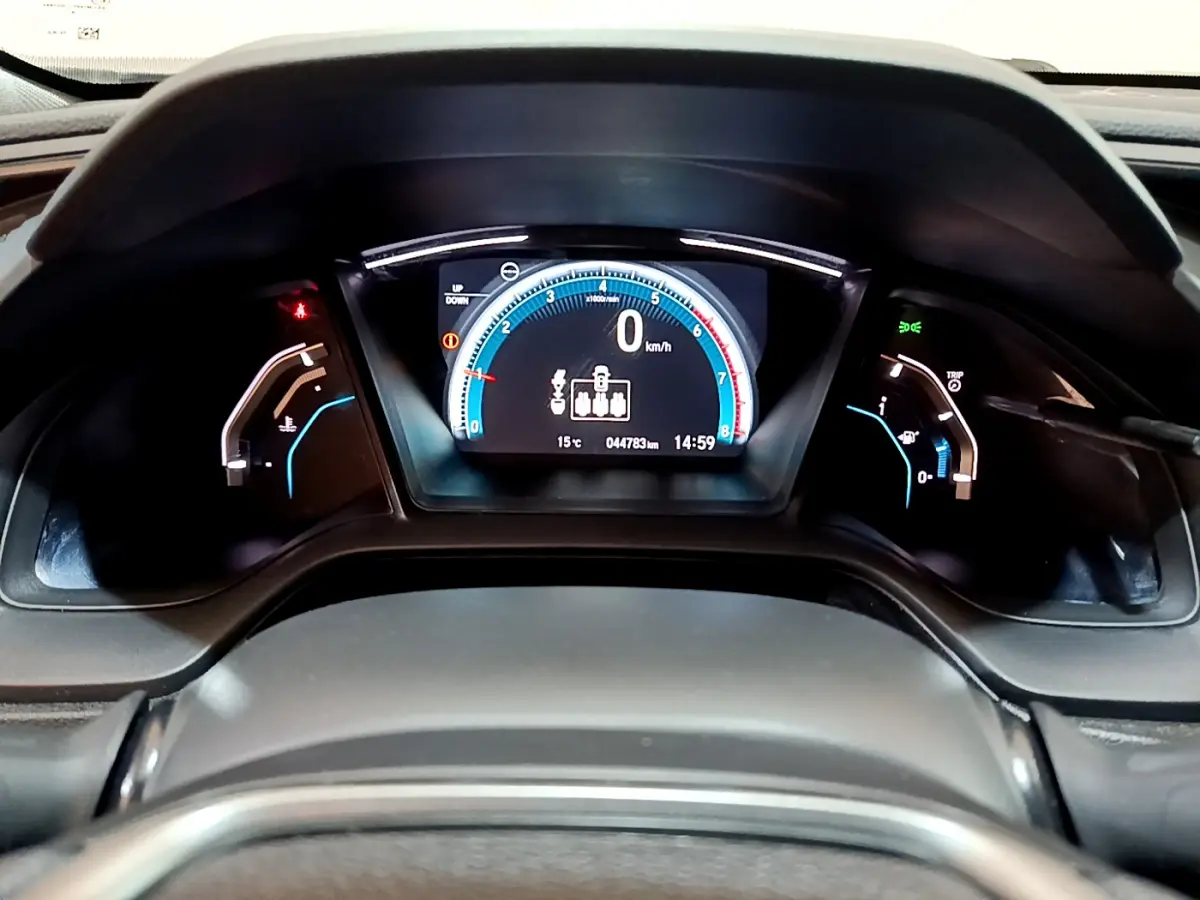Vue rapprochée du tableau de bord numérique de la Honda Civic 1.0 i-VTEC Exclusive 2020 avec affichage couleur et compte-tours.