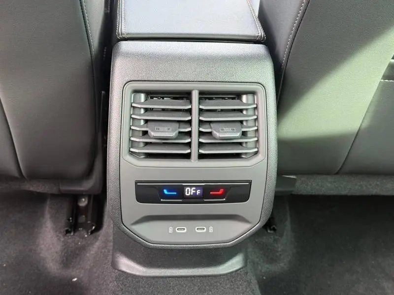 Vue rapprochée de la console arrière du CUPRA Formentor 2026 gris Graphène, montrant les aérateurs et commandes de climatisation.