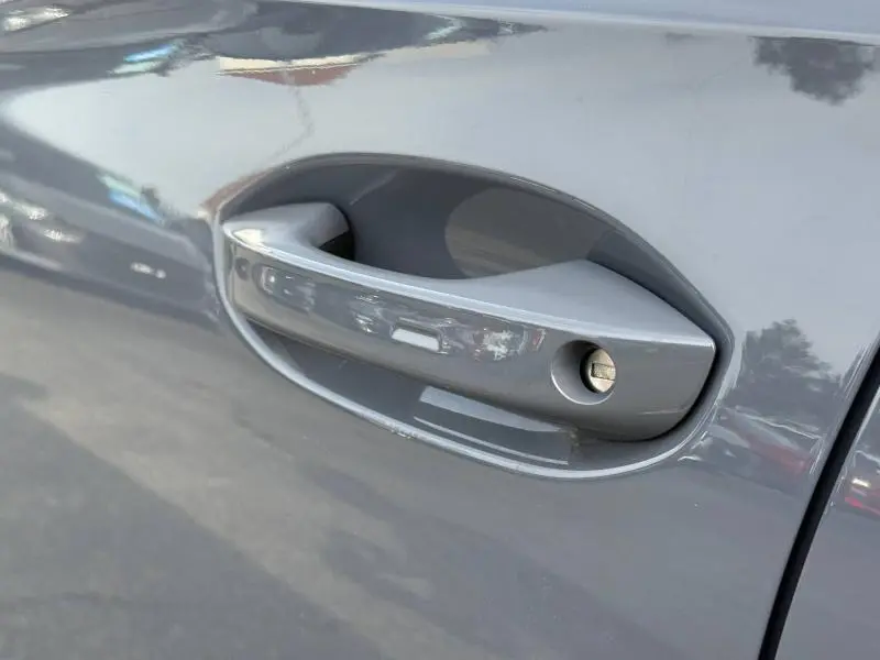 Poignée de porte gris Graphène personnalisé du CUPRA Formentor 2.0 TDI 150ch V DSG7, vue rapprochée côté gauche.