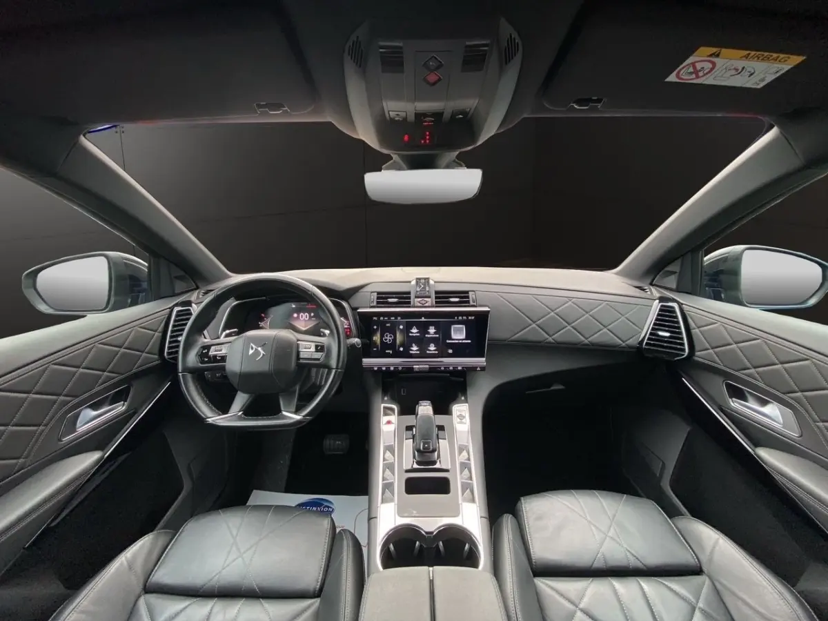 Vue intérieure avant du DS7 Crossback bleu, tableau de bord et volant cuir noir avec surpiqûres losanges.