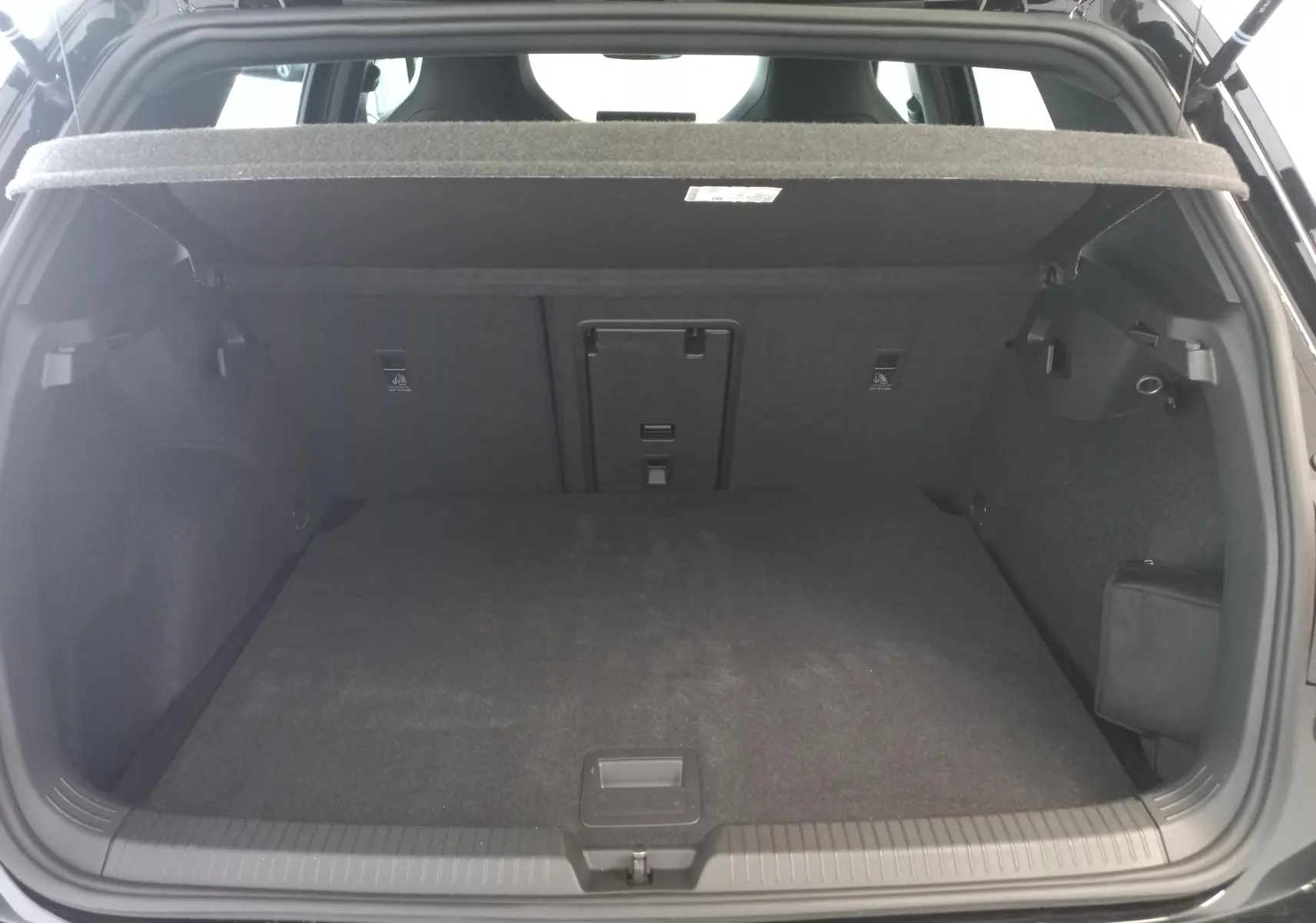 Coffre ouvert de la Volkswagen Golf 1.5 eTSI 150 DSG7 R-Line Edition noir Ébène, montrant l'espace de chargement intérieur.