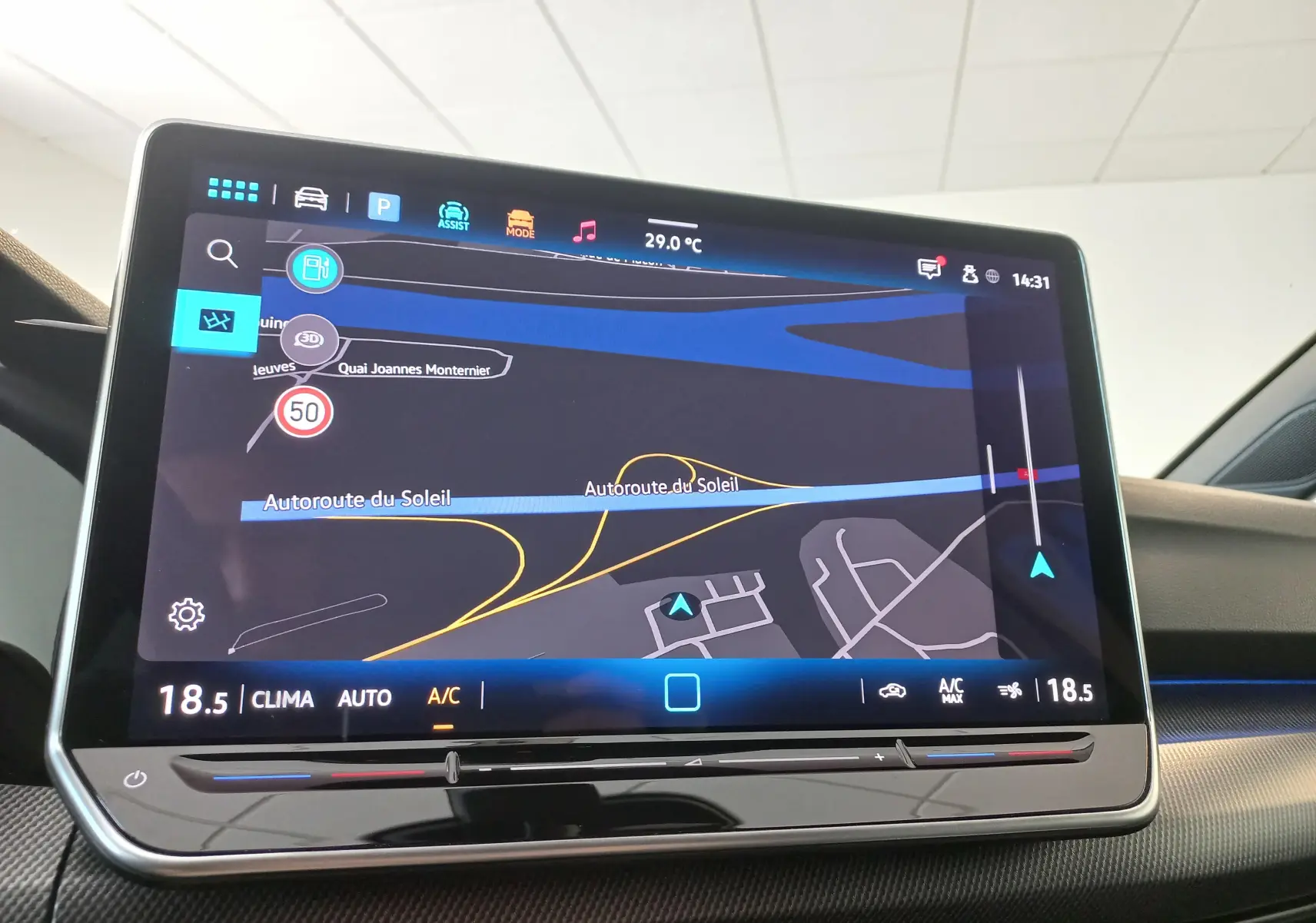 Écran tactile central du Volkswagen Golf 1.5 eTSI 2025 affichant la navigation et la climatisation intérieure.