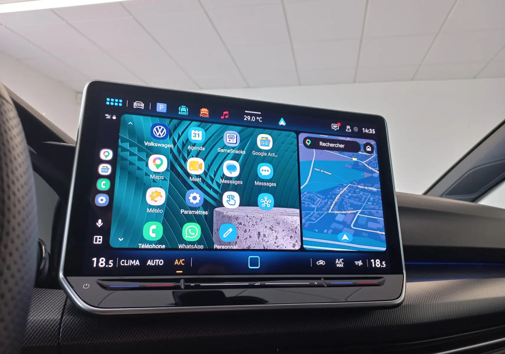 Écran tactile central du tableau de bord de la Volkswagen Golf 1.5 eTSI 150 DSG7 R-Line Edition 2025, affichant navigation et applications.