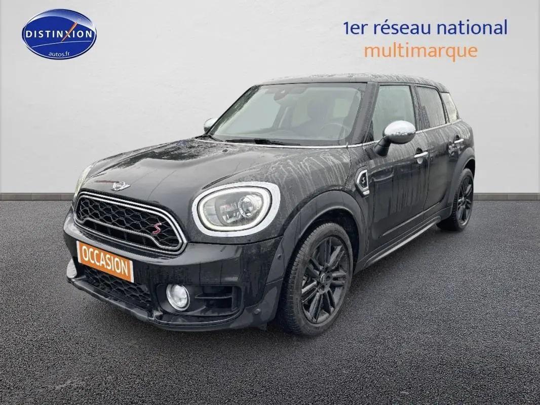 Vue 3/4 avant droite d'une MINI Countryman noire avec jantes alliage noires et rétroviseurs chromés.