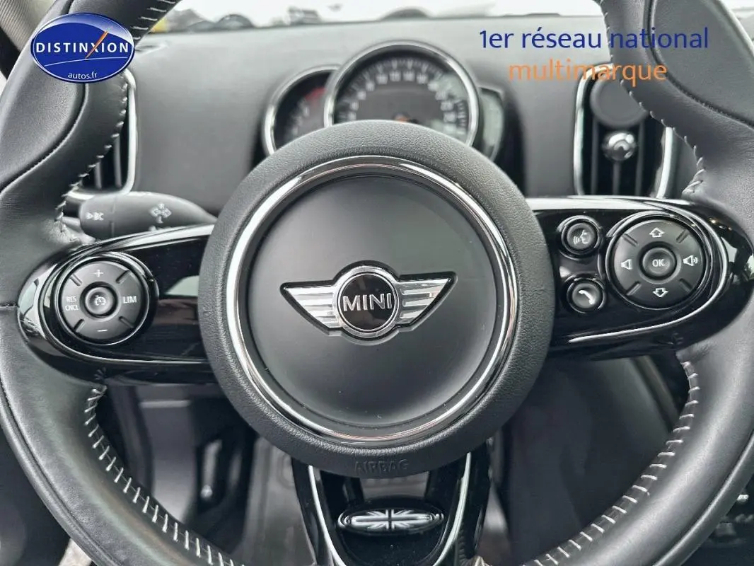 Vue rapprochée du volant sport noir de la MINI Countryman F60 avec commandes intégrées et logo MINI central.