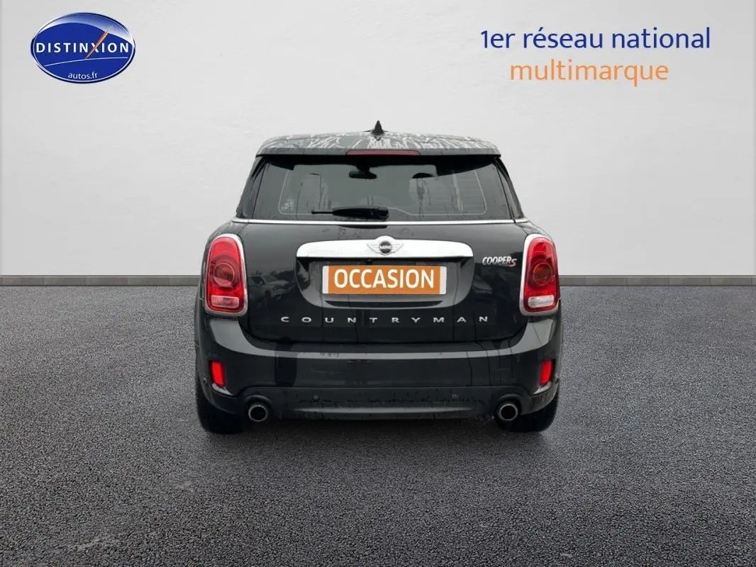 Vue arrière d'une MINI Countryman noire F60 Cooper S avec double sortie d'échappement et toit ouvrant panoramique.