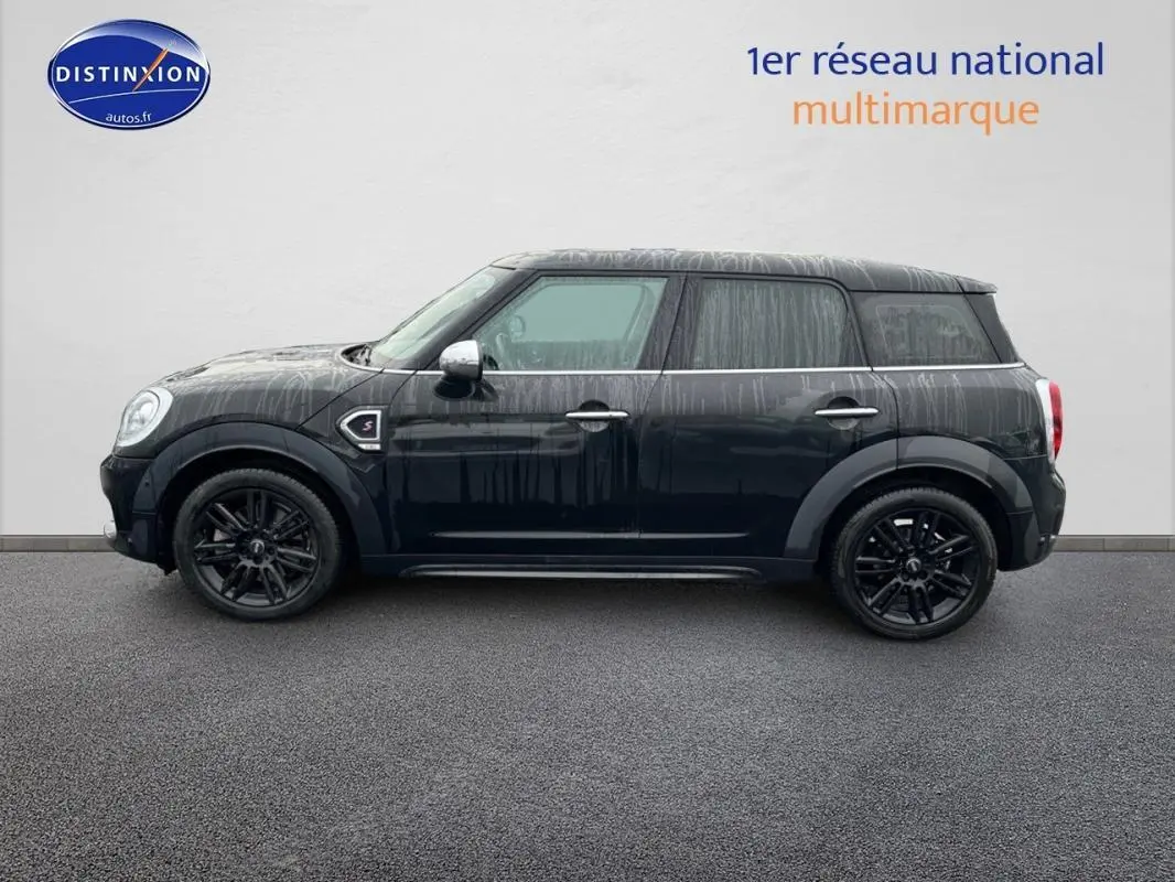 Profil droit d’un MINI Countryman noir 2018 avec jantes alliage noires et coques de rétroviseurs chromées.