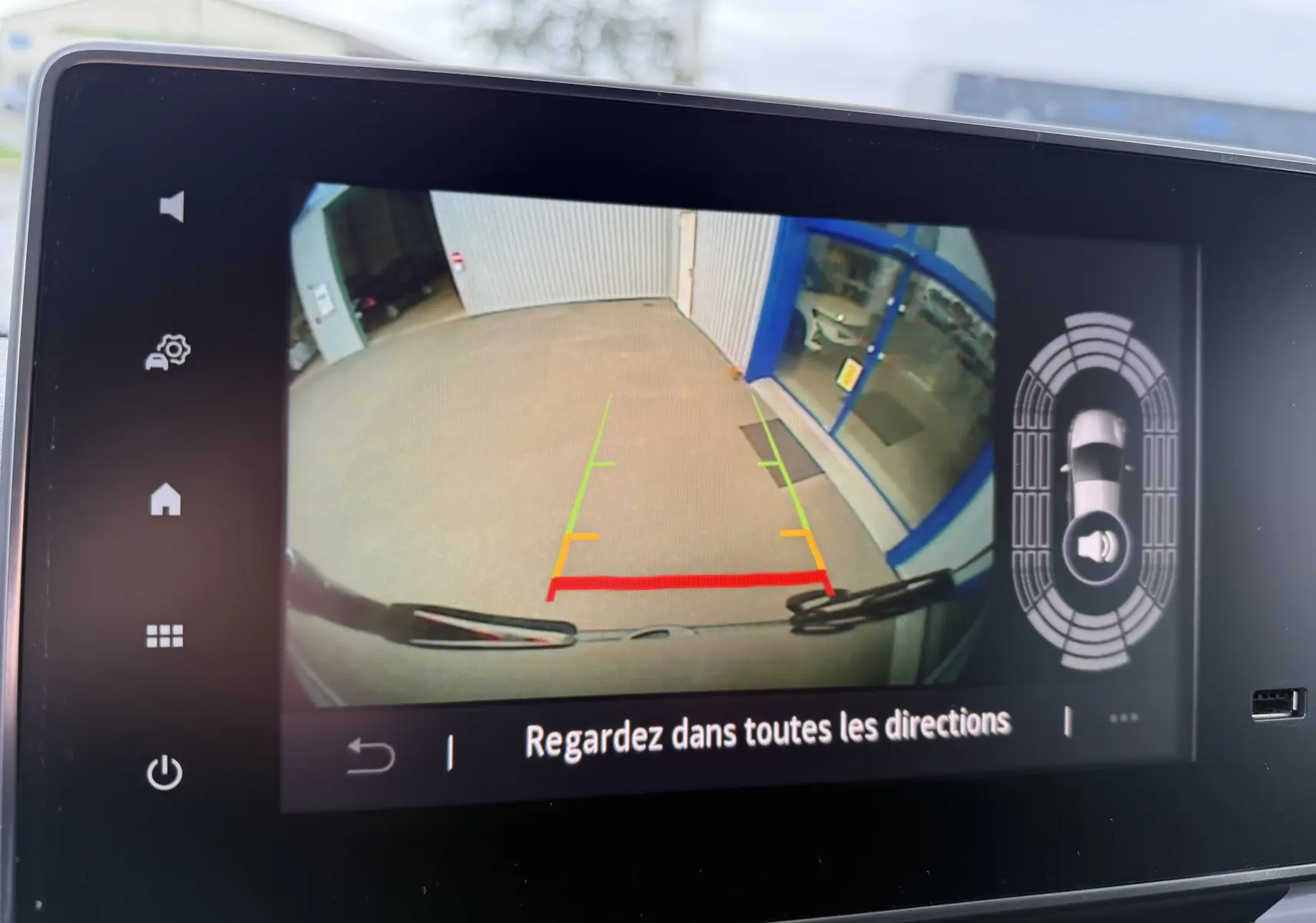 Affichage de la caméra de recul du Renault Trafic Combi gris urbain, montrant l'espace derrière le véhicule avec guidage coloré.