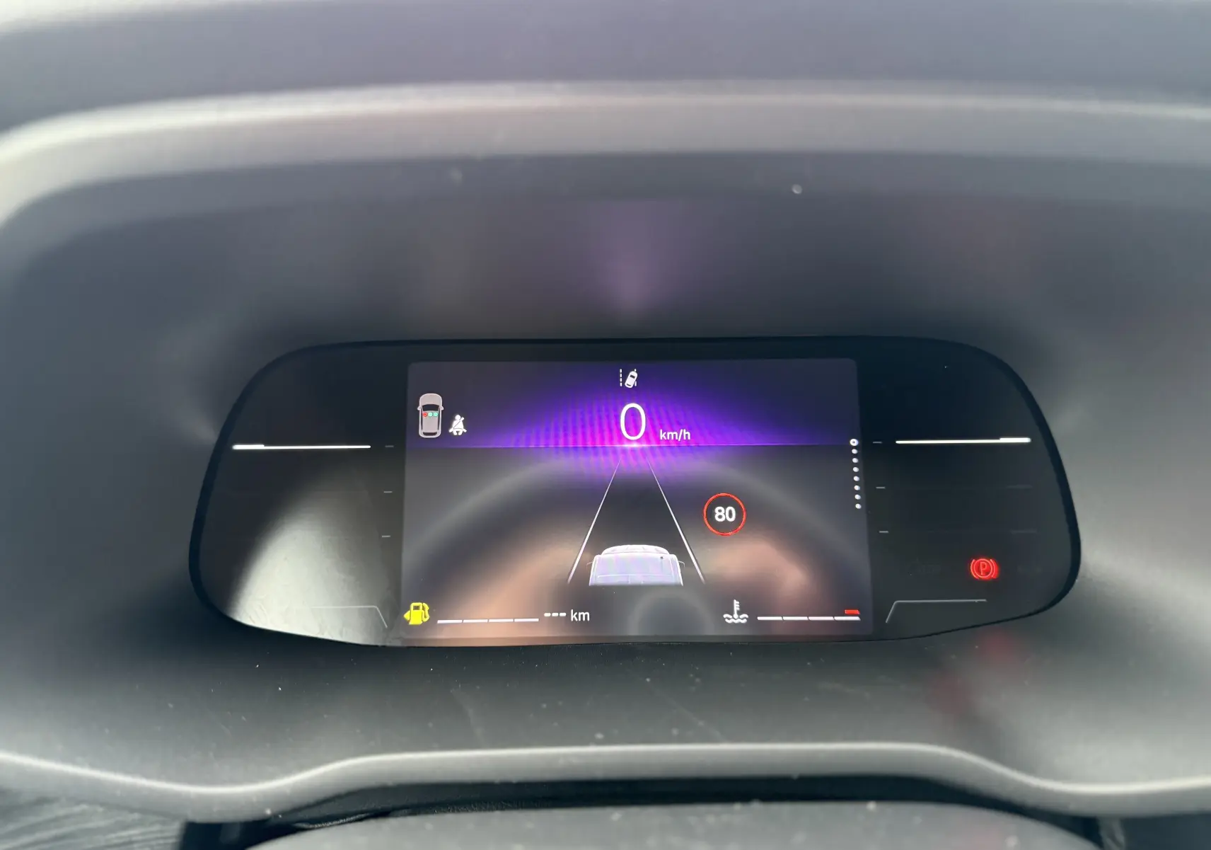 Affichage numérique du tableau de bord du Renault Trafic Combi 2025, montrant la vitesse à 0 km/h et limite à 80 km/h.