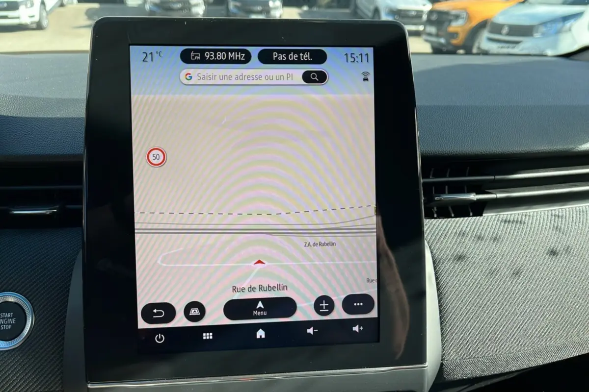 Vue rapprochée de l’écran tactile central du tableau de bord de la Renault Clio V E-Tech 145 Esprit Alpine, affichant la navigation GPS.