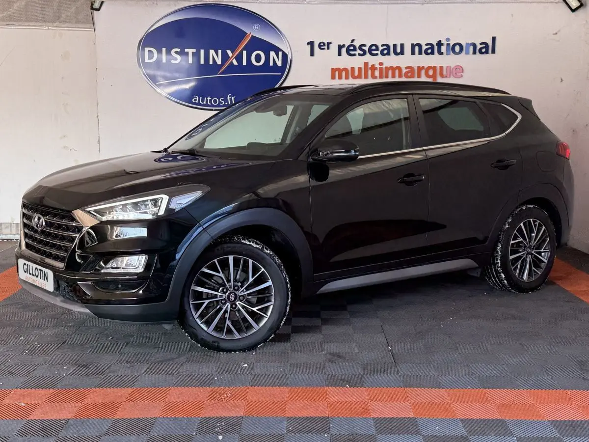 Hyundai Tucson noir 2019 en 3/4 avant gauche, avec jantes alliage et calandre chromée visible.