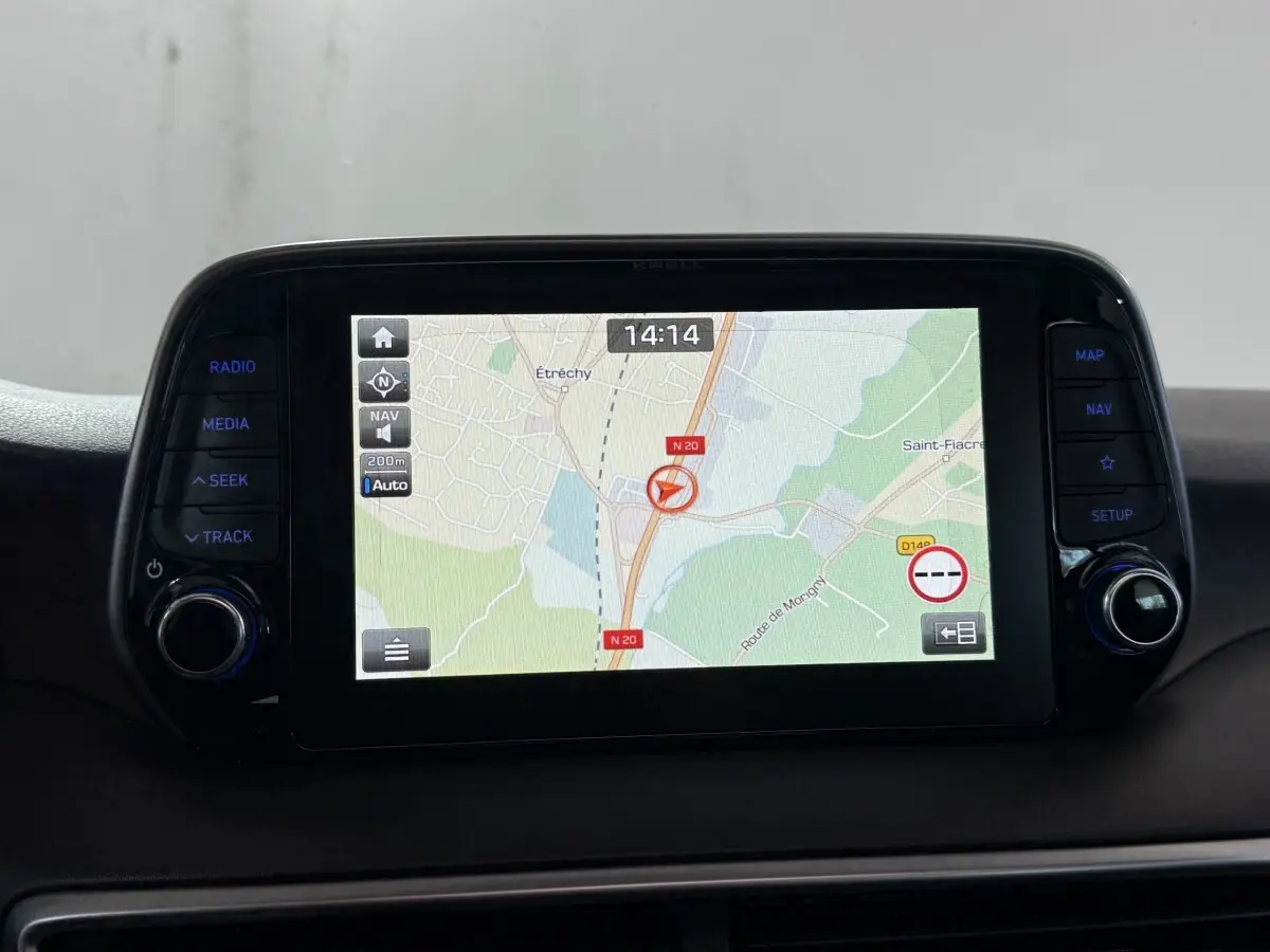 Écran tactile central du Hyundai Tucson 1.6 CRDI 136 Premium affichant la navigation GPS en intérieur noir.