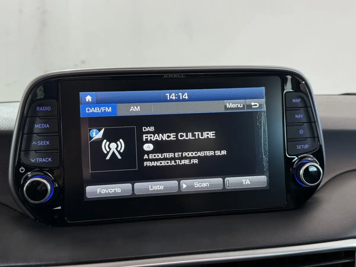 Écran tactile central du tableau de bord du Hyundai Tucson noir 2019 affichant la radio DAB France Culture.