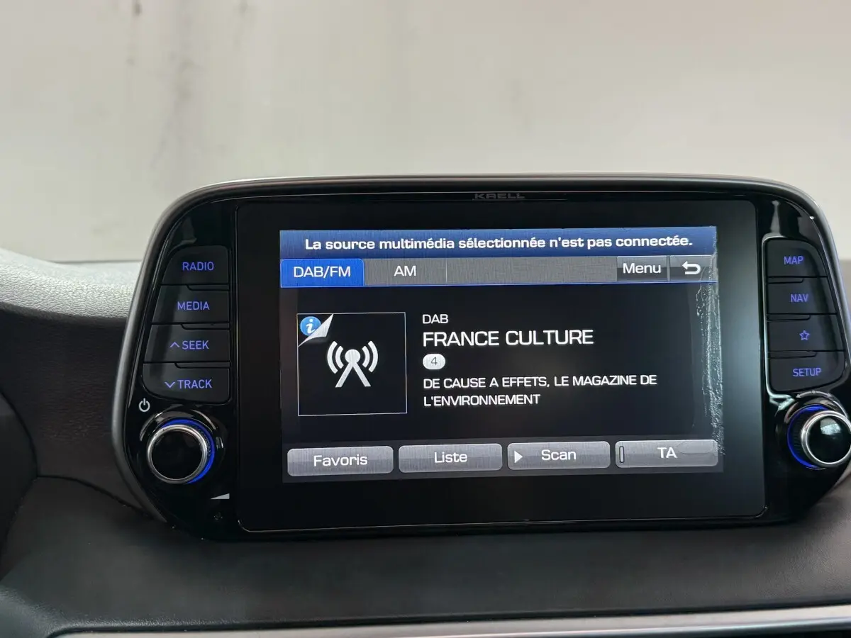 Écran tactile central du Hyundai Tucson 2019 affichant la radio DAB/FM France Culture, entouré de boutons noirs.