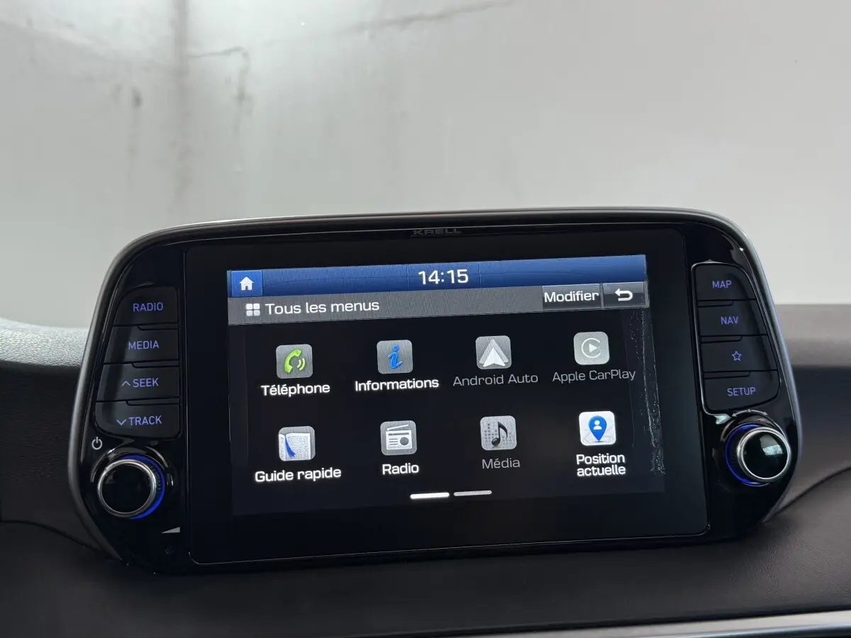 Écran tactile central du Hyundai Tucson 2019 affichant les menus Android Auto et Apple CarPlay, intérieur noir.