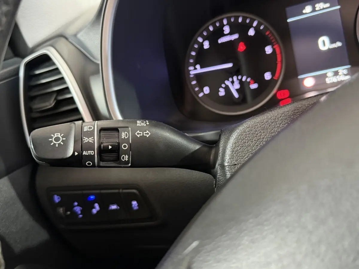 Gros plan sur la commande des phares et clignotants côté gauche du tableau de bord du Hyundai Tucson noir 2019.